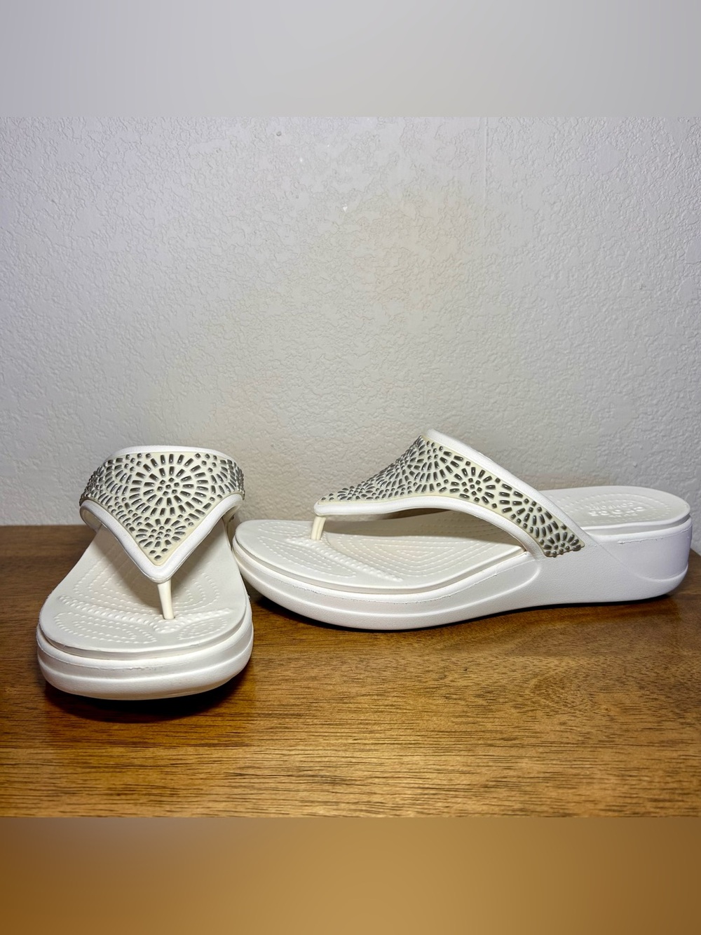Crocs Monterey White Wedge Metallic Thong Sandals Women’s Size 9